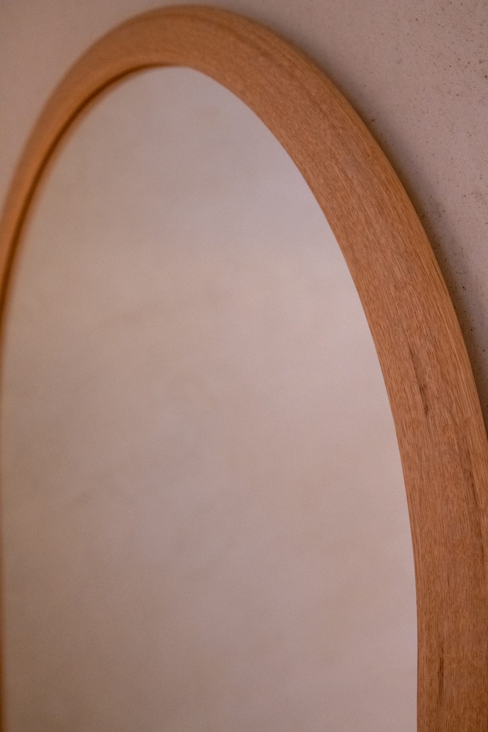 Round mirror