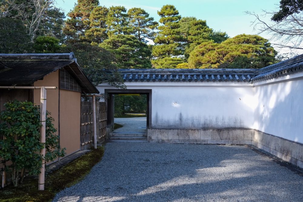 築地塀の向こうに